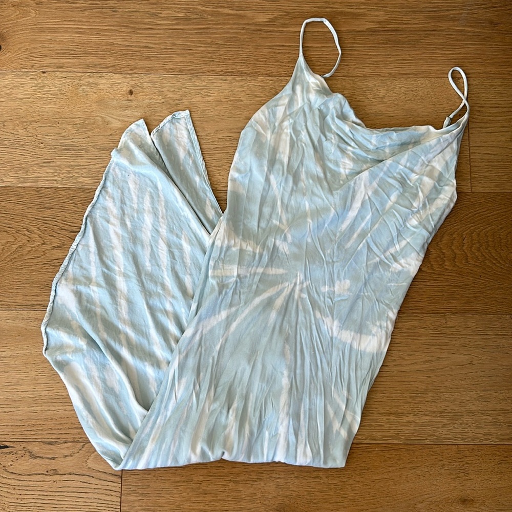 Mid length dress with a slanted bottom hem and slit on the side